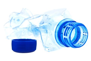 Beyaz bir arka plan üzerinde kullanılan plastik şişe