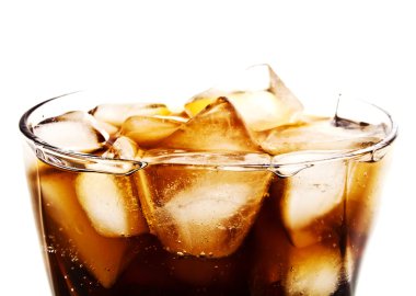 Cola cam beyaz arka plan üzerinde buz küpleri ile 