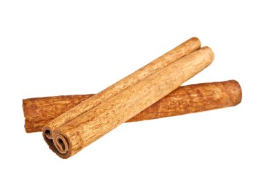 Tarçın çubukları beyaz arkaplanda izole edilmiş.