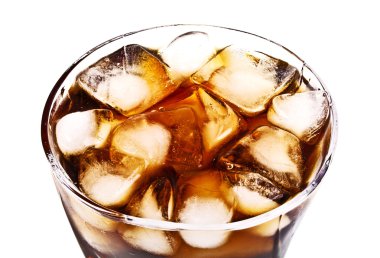 Cola cam beyaz arka plan üzerinde buz küpleri ile