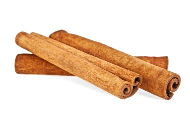 Tarçın çubukları beyaz arkaplanda izole edilmiş.