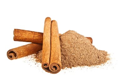 Tarçın çubukları ve beyaz arkaplanda pudra