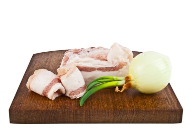 Taze domuz yağı ve soğan kesme tahtası üzerinde parça