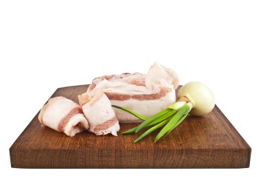 Taze domuz yağı ve soğan kesme tahtası üzerinde parça