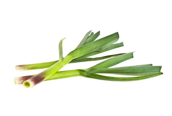 Jonge groene knoflook bladeren geïsoleerd op een witte achtergrond — Stockfoto