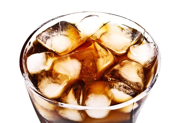 Cola w szklance z kostkami lodu na białym tle — Zdjęcie stockowe