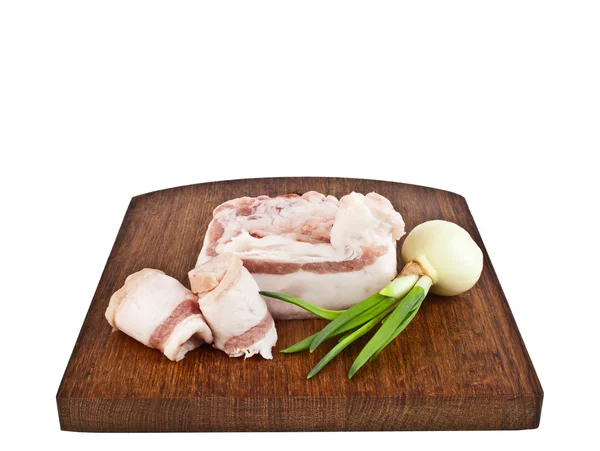 Trozo de manteca de cerdo fresca y cebolla en la tabla de cortar — Foto de Stock