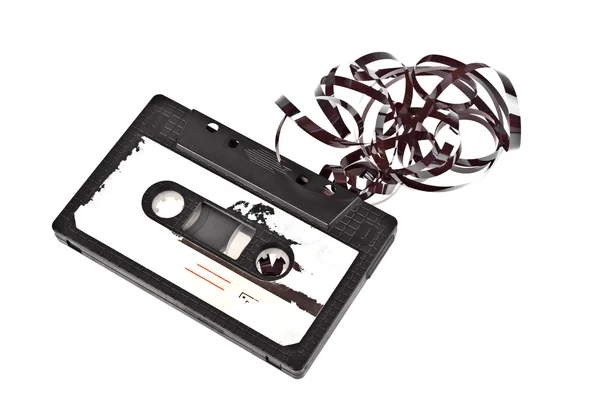 Закрыть винтажную аудиокассету, изолированную на белой спине — стоковое фото