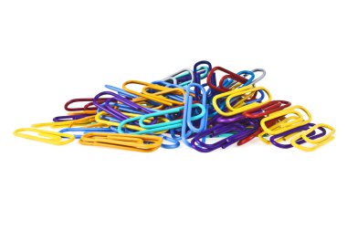 Beyaz arkaplanda izole edilmiş renkli ataçlar