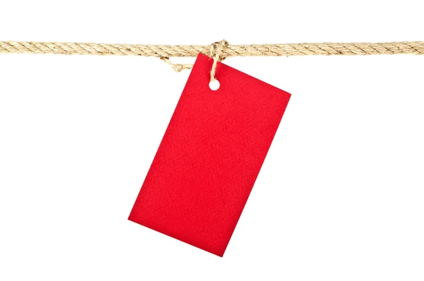 Червоний ярлик на мотузці ізольований на білому тлі, крупним планом — стокове фото