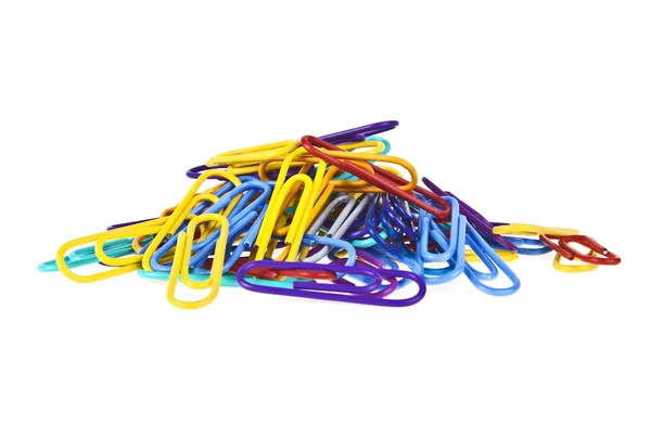 Bando de clipes de papel coloridos isolados em fundo branco — Fotografia de Stock