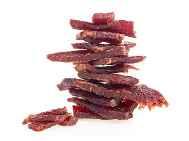 Beyaz arka planda izole edilmiş kurutulmuş et parçaları. Bir parça kurutulmuş et..