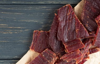 Tahtada kurutulmuş et, üst manzara..