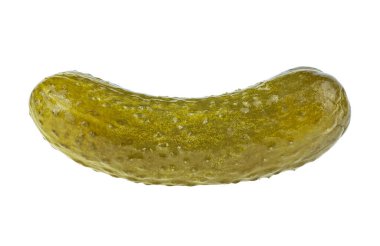 Beyaz arka planda izole edilmiş lezzetli marine edilmiş salatalık turşusu.