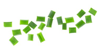 Kesilmiş ya da kesilmiş soğanlar beyaz arka planda izole edilmiş, üst görünüm.