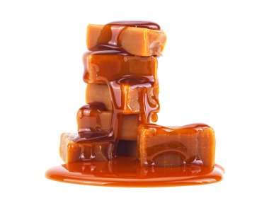 Beyaz arka planda karamel kaplı tatlı karamel şekerler. Karamel soslu karamel şekerlemeleri.