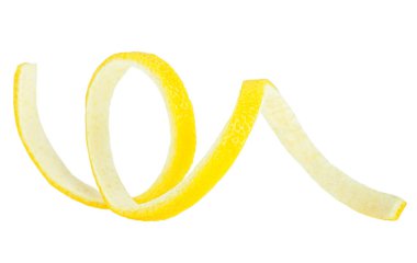 Taze limon kabuğu beyaz arka planda izole edilmiş, sağlıklı yiyecekler. Sarmal limon teni.
