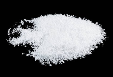 Siyah arka planda beyaz kar. Beyaz kar yığını. Kar Tepesi.