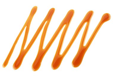 Dökülmüş karamel sosu, beyaz arka planda izole edilmiş karamel sosu. Karamel sıçraması.