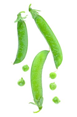 Taze yeşil bezelye kabukları ve bezelyeler beyaz arka planda izole edilmiş, üst manzara.
