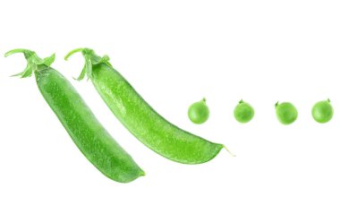 Taze bezelye kabuklarının ve bezelyelerin beyaz arka planda izole edilmiş üst görüntüsü