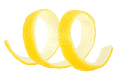 Dilimlenmiş limon kabuğu beyaz arka planda izole edilmiş. Spiral limon kabuğu. Kokteyl malzemesi..