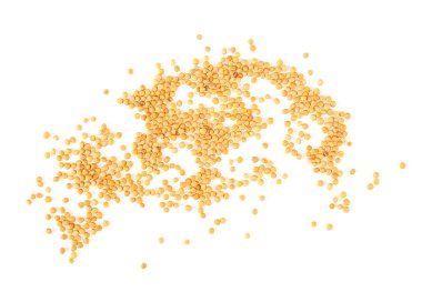 Sarı hardal tohumları beyaz arka planda izole edilmiş, üst manzara. Hardal tohumu yığını.