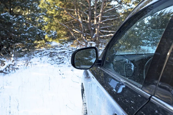 Czarny Nowoczesny Suv Zimowym Lesie Zimowa Przygoda Samochód Zimowej Śnieżnej — Zdjęcie stockowe