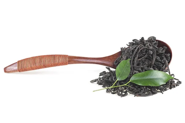 Dřevěná Lžíce Sušeným Čajem Čerstvými Čajovými Lístky Izolované Bílém Pozadí — Stock fotografie