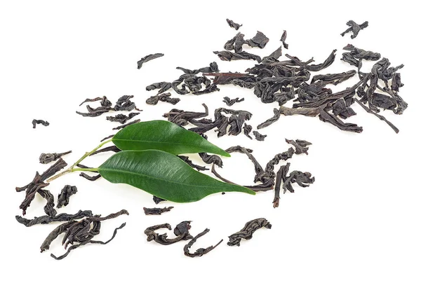 新鮮な緑の葉を持つ乾燥黒茶は白い背景に隔離されています セイロン茶 — ストック写真