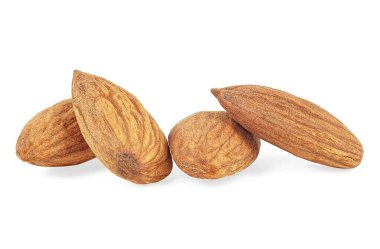 Beyaz arka planda izole edilmiş badem fıstıkları, yakın plan. Lezzetli bademler.