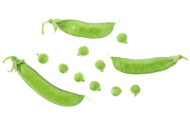 Taze bezelye kabuklarının ve bezelyelerin beyaz arka planda izole edilmiş üst görüntüsü