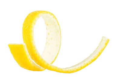 Taze limon kabuğu beyaz arka planda izole edilmiş, sağlıklı yiyecekler. Kokteyl malzemesi. Olgun limon dilimi.