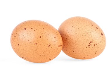 Beyaz arka planda iki kahverengi tavuk yumurtası izole edilmiş.
