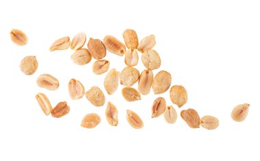 Beyaz arka planda izole edilmiş kavrulmuş tuzlu fıstık manzarası.