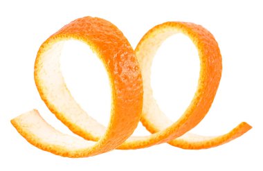 Spiral portakal kabuğu beyaz bir arkaplanda izole edilmiş. Tek turuncu deri. Kokteyl malzemesi..