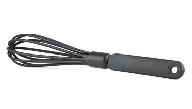 Siyah elle yumurta çırpıcı beyaz arka planda izole edilmiş. Kara mutfak çırpıcısı.