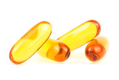 Beyaz arka planda izole edilmiş yumuşak jelatin kapsülleri hapları. Beyin etkinliği için doğal sağlık takviyesi. Ton balığı yağı..