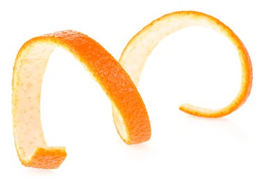 Beyaz arka planda izole edilmiş turuncu deri sarmal formu. Portakal kabuğu kıvırcık. Portakal tadı kabuğu.