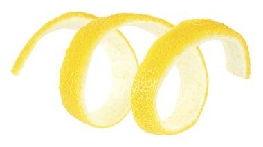 Beyaz arka planda izole edilmiş limon teninin sarmal formu. Kokteyl malzemesi..