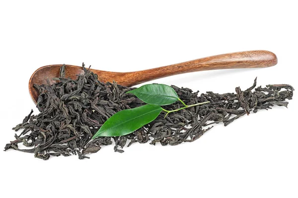 Κουτάλι Μπαμπού Αποξηραμένο Μαύρο Τσάι Και Φρέσκα Φύλλα Τσαγιού Που — Φωτογραφία Αρχείου