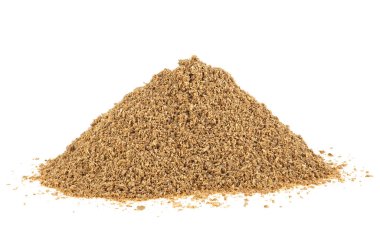 Beyaz arka planda izole edilmiş organik kişniş tozu yığını. Kişniş baharat tozu.