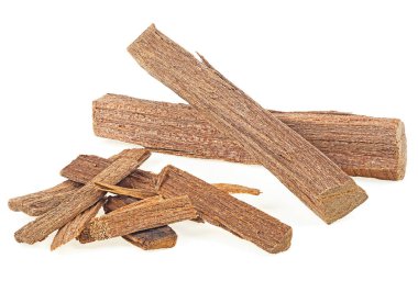 Sandal ağacı beyaz bir arka planda izole edilmiş. Chandan. Sandalwood sopaları.