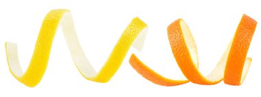 Beyaz arka planda izole edilmiş taze limon ve portakal suyu kabuğu. Citrus lezzet sarmalı.