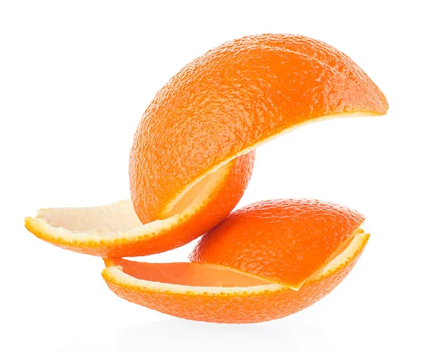 白い背景に隔離されたオレンジの肌のスライス ビタミンC — ストック写真