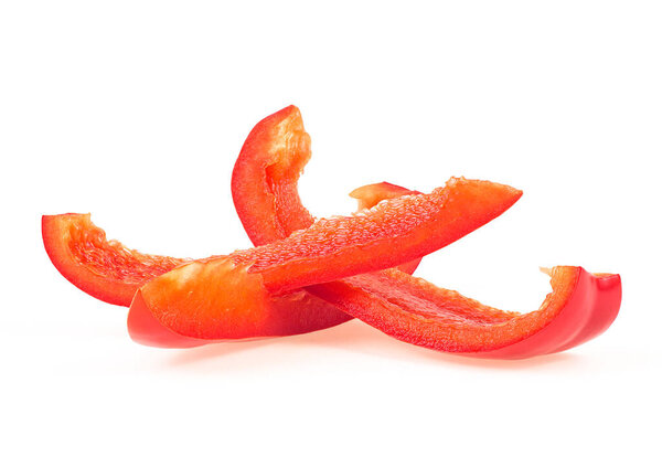 Кусочки красного сладкого перца на белом фоне, вид спереди. Свежий болгарский перец.