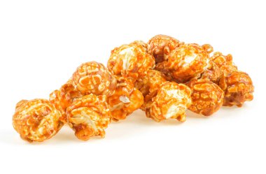 Beyaz arka planda izole edilmiş karamelli mısır yığını. Lezzetli patlamış mısır..