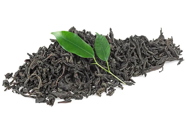 Куча Сушеного Черного Чая Свежими Зелеными Чайными Листьями Белом Фоне — стоковое фото