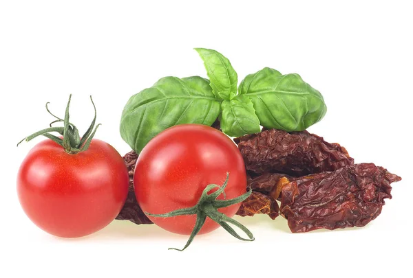 Köstliche Getrocknete Tomaten Und Frisches Basilikum Isoliert Auf Weißem Hintergrund — Stockfoto