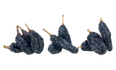 Beyaz arka planda izole edilmiş mavi tatlı kuru üzümler. Yaklaş. Kurutulmuş kuru üzüm..